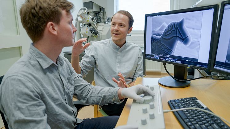 Erik Olof Wiklund och Nils Hauff med skärmar och dalahäst - liggande bild 3.jpg