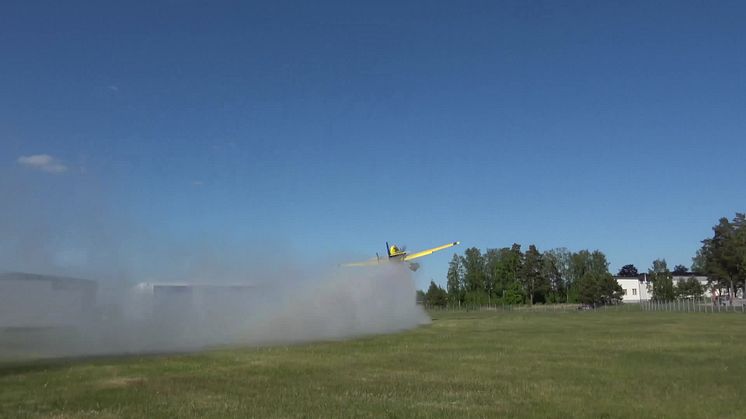 Skopande flygplan fäller vatten