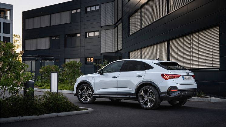 Audi Q3 Sportback 45 TFSI e (Gletsjerhvid)