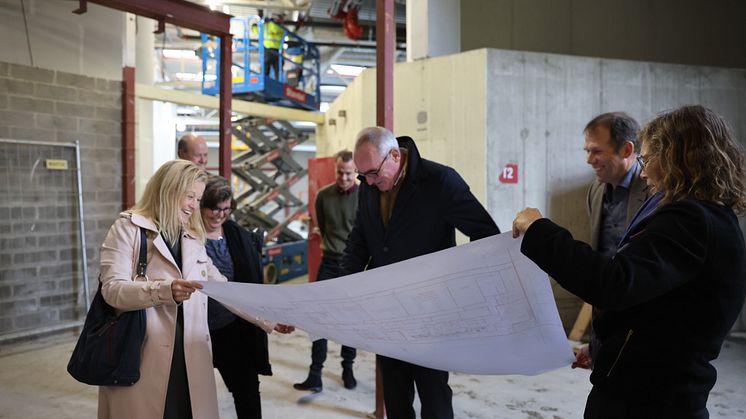 Genomgång av ritningar i nya produktionsanläggningen i Solna.