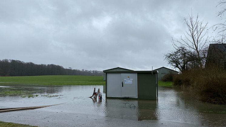 Ortnetzstation Sophienhof/Legbank nach starken Regenfällen: das Wasser muss abgepumpt werden. (Bildquelle: SH Netz)