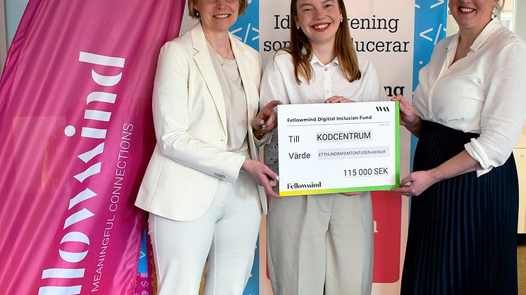 Här överlämnas checken till Kodcentrum. Från höger i bild Louise Ol-Ers, Sustainability Lead Fellowmind, och från Kodcentrum Sabina Johansson, Volontär- och kodkurssamordnare samt Kristina Bjerka, Generalsekreterare  