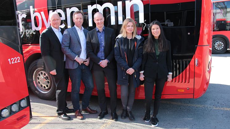 Øystein Svendsen (Unibuss), Atle Rønning (Norgesbuss), Jan Volsdal (Nobina), markedsdirektør Ellen Rogde i Ruter og byråd Lan Marie Berg.