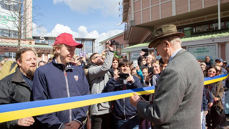 95-åriga Evert Borstam klipper bandet innanför huvudentrén