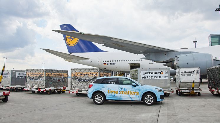 Lufthansa transports relief goods to India