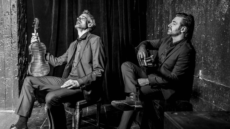 Göran Fröst och  Jacob Kellermann ger en konsert tillsammans helt i mörker.