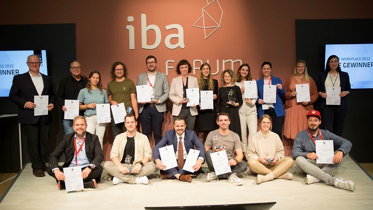 Die Gewinner des Best Workplace Award 2022 bei der Preisverleihung auf der Bühne des IBA Forum auf der ORGATEC. Bild: IBA