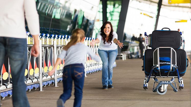 Kjærkommen velkomst av familien på flyplassen. 