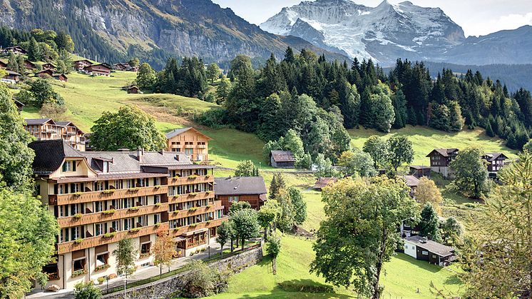 Hotel Alpenrose in Wengen mit Bergkulisse.©Ursula Binder