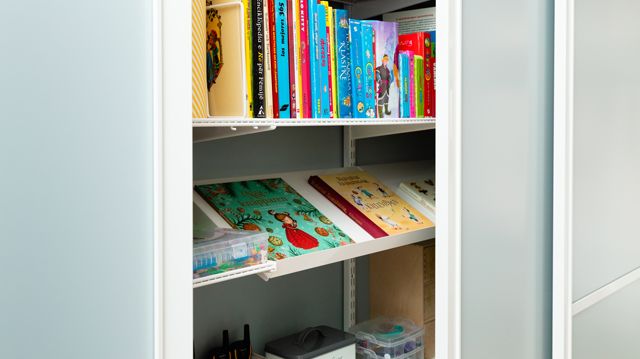 Elfa_Bookshelves_Interior_Click_in_system_Classic_Slidingdoor_Estetic_2022_06_4952_640x853