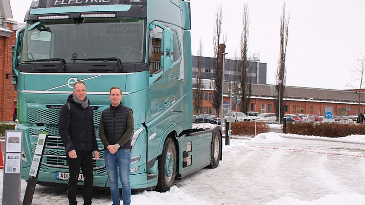 Christian Helgesson, vd för XR Logistik och Mathias Olsson, vice vd XR Logistik framför en av Volvos eldrivna lastbilar.