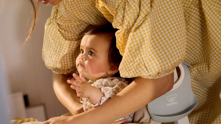 078004-baby-feeding-set-gray-lifestyle-babybjorn-04.tif