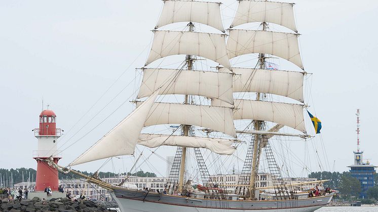 Rostock_Hanse_Sail,_Auslaufen_der_Großschiffe_in_Warnemünde