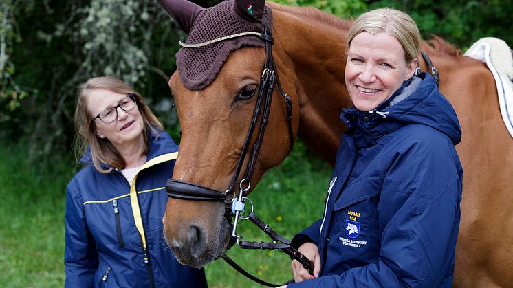Agneta Hellström, ansvarig för ekonomiadministrationen på Ridsportförbundet och den nytillträdde generalsekreteraren Annika Tjernström. berättar om hur den nya helhetslösningen från Kontek underlättar deras lönearbete.