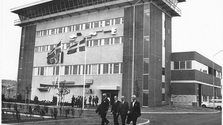 Foto på huvudbyggnaden från invigningen av Ryaverket 1972.
