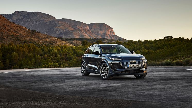 Audi Q6 e-tron quattro (Plasmablå metallak)