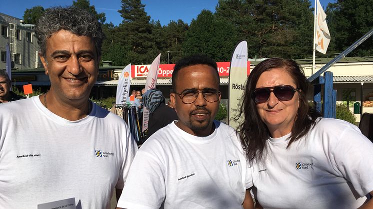 Östra Göteborgs demokratiambassadörer i arbete på Citytorget. 