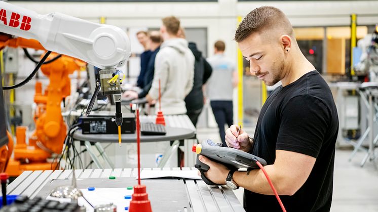 Med nya anslag från KK-stiftelsen kan Högskolan Väst bland annat utveckla fler korta kurser anpassade till industrins behov av kompetensutveckling inom digital hållbar teknik och organisationsutveckling. Foto: Kent Eng.