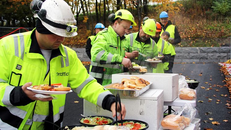 Kranselaget ble feiret med grillmat for alle arbeiderne på prosjektet. Foto: Anine Johnsen