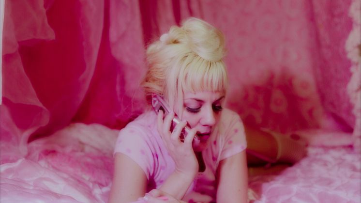 Maja Francis släpper debutalbum “A Pink Soft Mess” 24 september