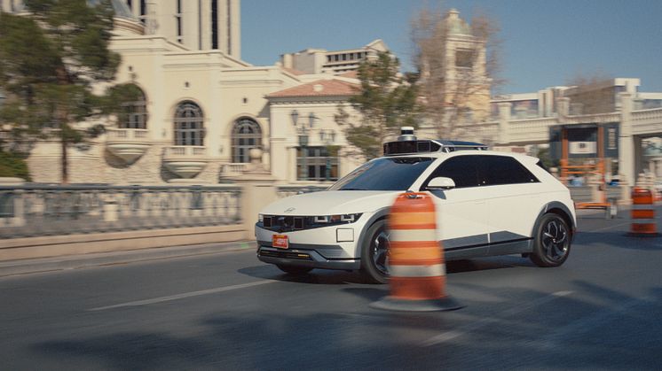 IONIQ 5 Robotaxi gör undanmanöver som en del i körkortsprovet.