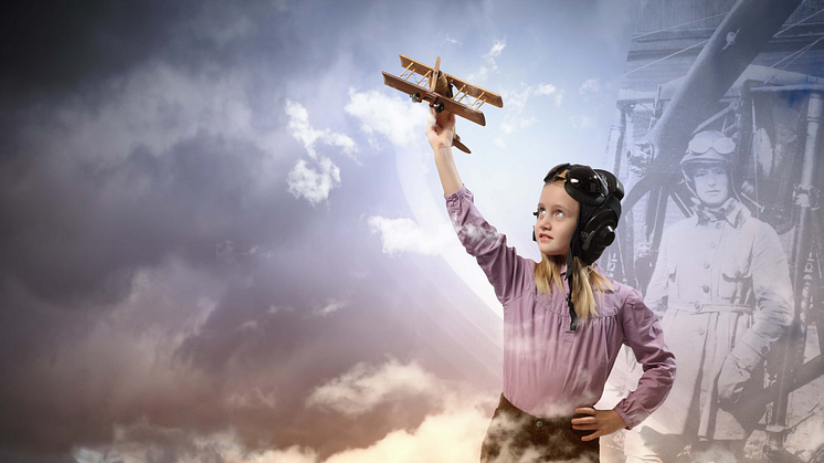 Bilden är ett montage. I bakgrunden syns Elsa Andersson, flygpionjären från Strövelstorp. 