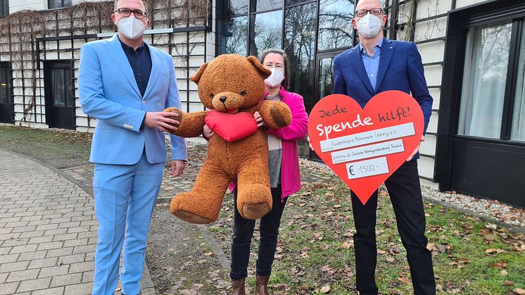 René und Patrick Wolter mit Kerstin Stadler von Bärenherz