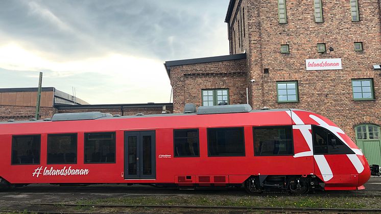 Inlandsbanans första nya motorvagn har anlänt.