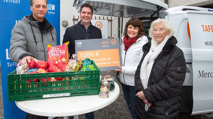 Im Bild (v.l.): Knut Bickmann, 1. Vorsitzender des Vereins, Jörg Steins, Geschäftsführer LEW TelNet, Sabine Zimmermann, stellv. Vorsitzende und Annemarie Wurster, Kassiererin. (Foto: LEW / Christina Bleier)