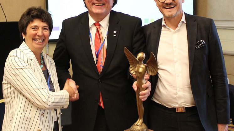 HdWM-Vizepräsidentin Prof. Dr. Dolores Sanchez Bengoa, IB-Chef Thiemo Fojkar (Mitte), HdWM-Geschäftsführer Wolfgang Dittmann.