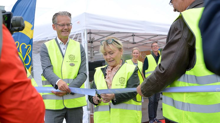 Södermanlands läns landshövding Beatrice Ask inviger solcellsparken. Med på bild även Jon Leo Rikhardsson, vd HSB Södermanland och Erik Zetterlund, ordförande HSB Södermanland.