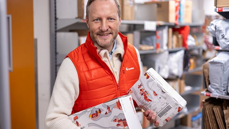 HUSK FRISTEN: – Allerede denne uka går de første sendingsfristene for julepost til utlandet ut, sier kommunikasjonsdirektør Kenneth Tjønndal Pettersen i Posten Bring. Foto: Posten Bring