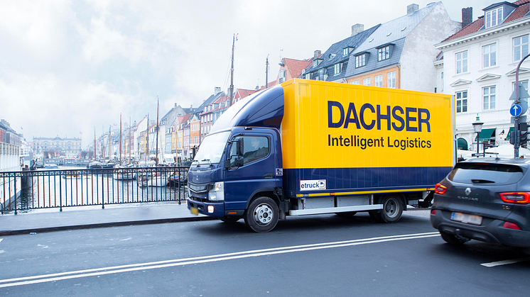 Dachser Denmarks første el-drevne lastbil på tur ved Nyhavn i København. Foto: Sine Nielsen.