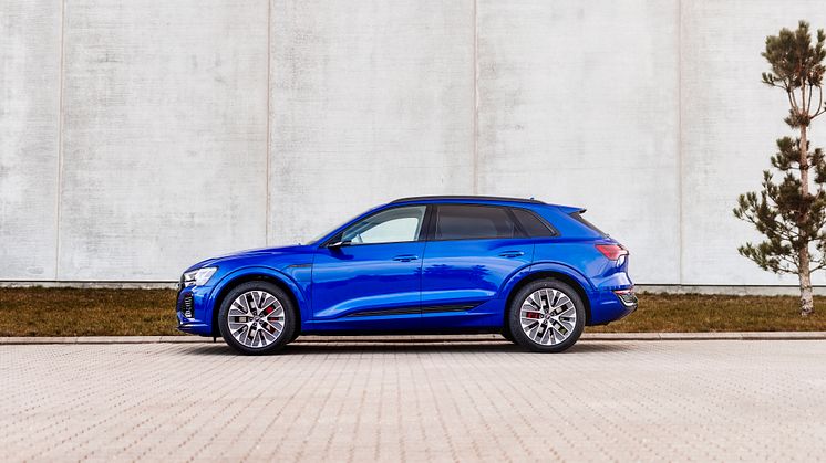 Audi Q8 e-tron (Ultrablå metallak)