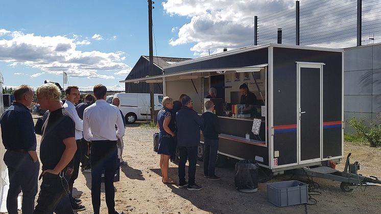 Festlig dag på Havnefronten med grillpølser til alle ved rejsegildet på etape II