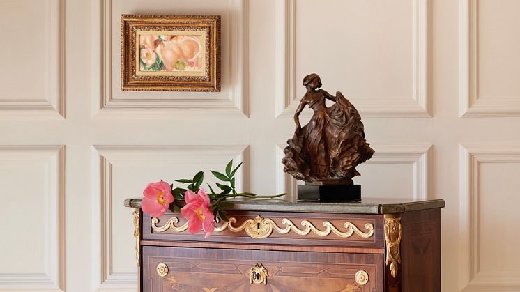 A selection of treasures from the auction Fine Arts & Antiques.