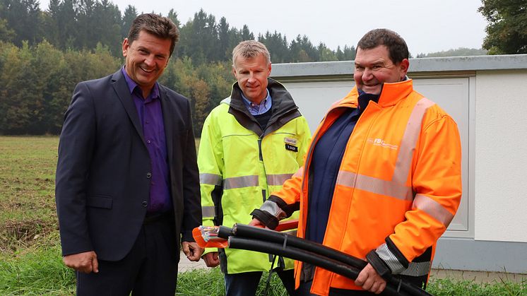 Ein Leerrohr für schnelles Internet und neue Strom-Erdkabel sichern die Energiezukunft in mehreren Ortsteilen von Pottenstein. Bürgermeister Stefan Frühbeißer, Netzbauleiter Thomas Balzar und Bauleiter Thomas Linz (v.l.) sind zufrieden.