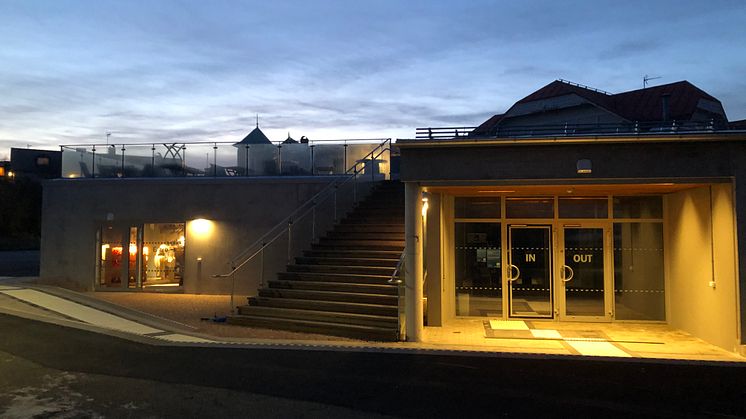 Havets Hus entré i skymning