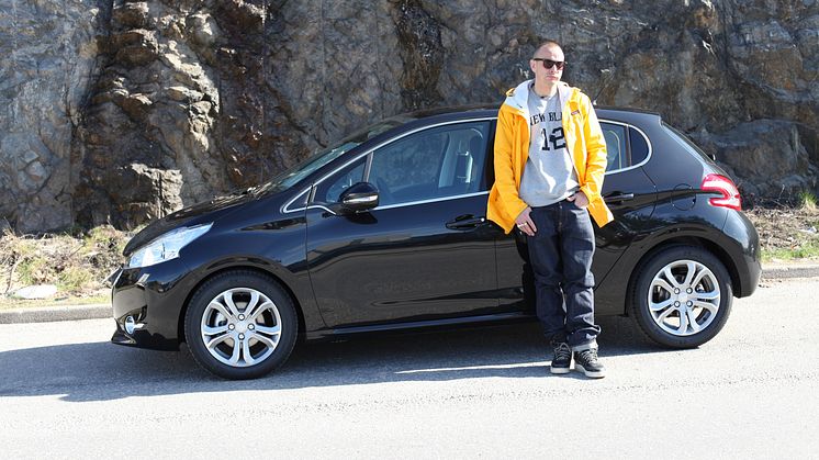 Artisten Petter kör Sveriges första Peugeot 208!