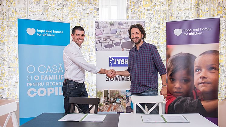 Dragoș Bucurenci (Hope and Homes for Children) și Alex Bratu (Country Manager JYSK România)