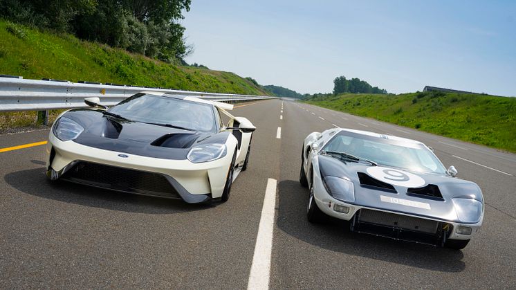 2022 Ford GT ’64 Heritage Edition and 1964 Ford GT prototype_05