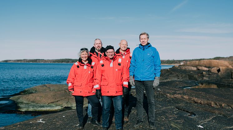 Madeleine Norryd, Svein Egil Husevik, Anders Lindvall och Magnus Rydberg från räddningsstation Grötvik, här tillsammans med Urban Nilsson som de räddade livet på. Foto: Fredrik Jalhed