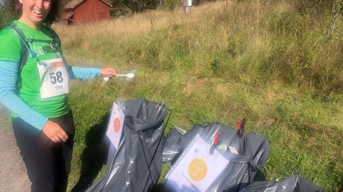 Deltagare som källsorterar i Dalen.