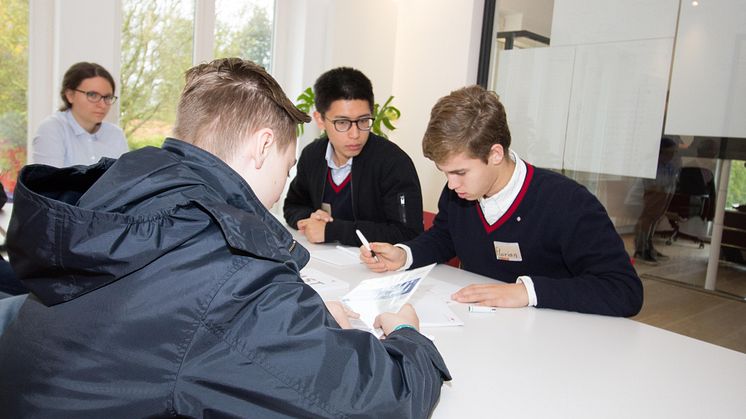 Schüler aus Louisenlund zu Besuch bei FLS