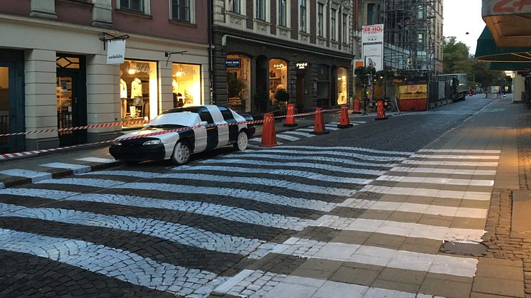 Under natten mellan torsdag och fredag målades Klostergatan och Stora Gråbrödersgatan om. Färgen som används är snabbtorkande och slits också bort inom ett par veckor.