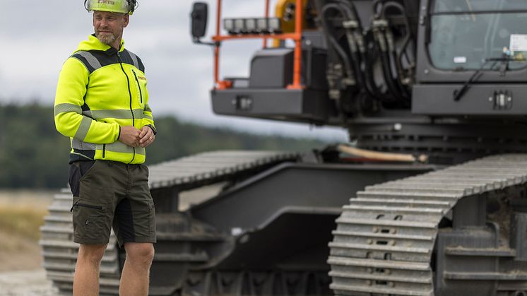 volvo_ec300e_beco_calle_axelsson_styrhytten_2560x2560.jpg
