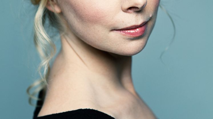 Julia Dufvenius gör rollen som sekreteraren i Kungliga förvandlingsakademien.