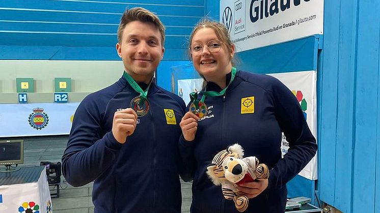 Svenska gevärsskyttarna Isabelle Johansson och Marcus Madsen tog hem silver i världscupen i Granada, i grenen mixed teams - coachade av lagkompisen och världsmästaren Victor Lindgren. 