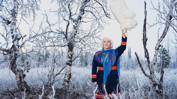 "Britta Marakatt-Labba (født 1951). Hedersportrett 2022" © Marja Helander. Foto: Marja Helander
