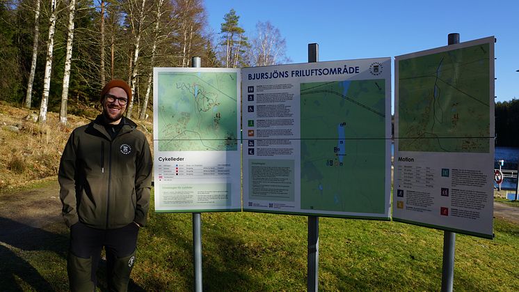 Nu är det lättare att få information om olika löpspår, cykelleder och vandringsleder vid Bjursjön, säger friluftsutvecklare Robert Wahlström. 